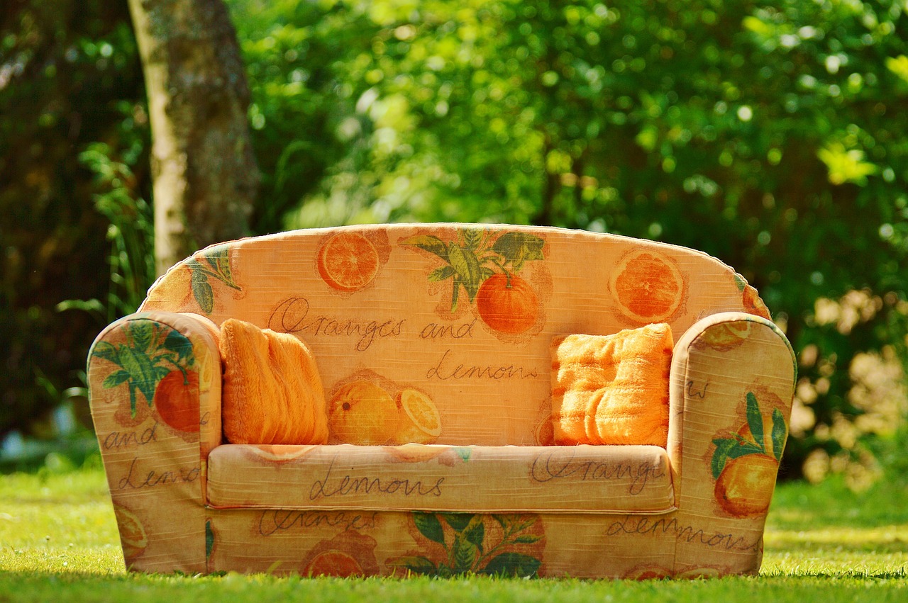 Tendencias en sofas y puffs para jardines. Cómo decorar con estilo.