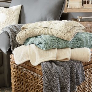 Un montón de mantas de punto de lana para combatir el frío.