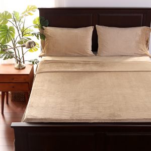 Una cama con sábanas de algodón cómodas y cálidas color vainilla.